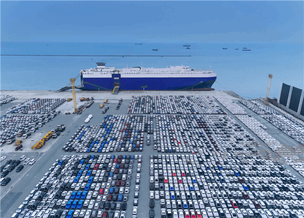 集装箱海运价值低迷，汽车海运价飙涨，滚装船运费暴涨4倍仍缺，上汽、比亚迪接连下单造船，加快出海