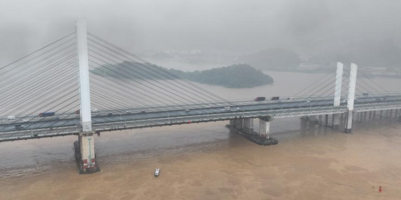 广东佛山九江大桥防撞墩受船舶擦碰，船只沉没